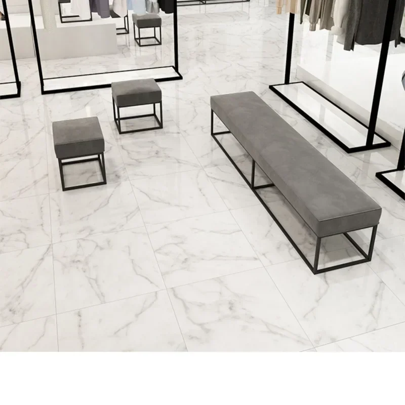 

Магазин одежды, стул для смены обуви, телефон для тестирования дивана, обуви