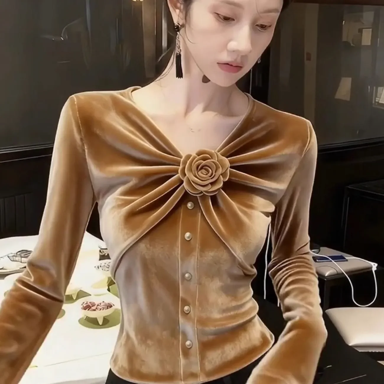 

Весна-лето, новая красивая шикарная бархатная футболка с объемным цветком, женская высококачественная тонкая модифицированная рубашка с длинными рукавами, топы