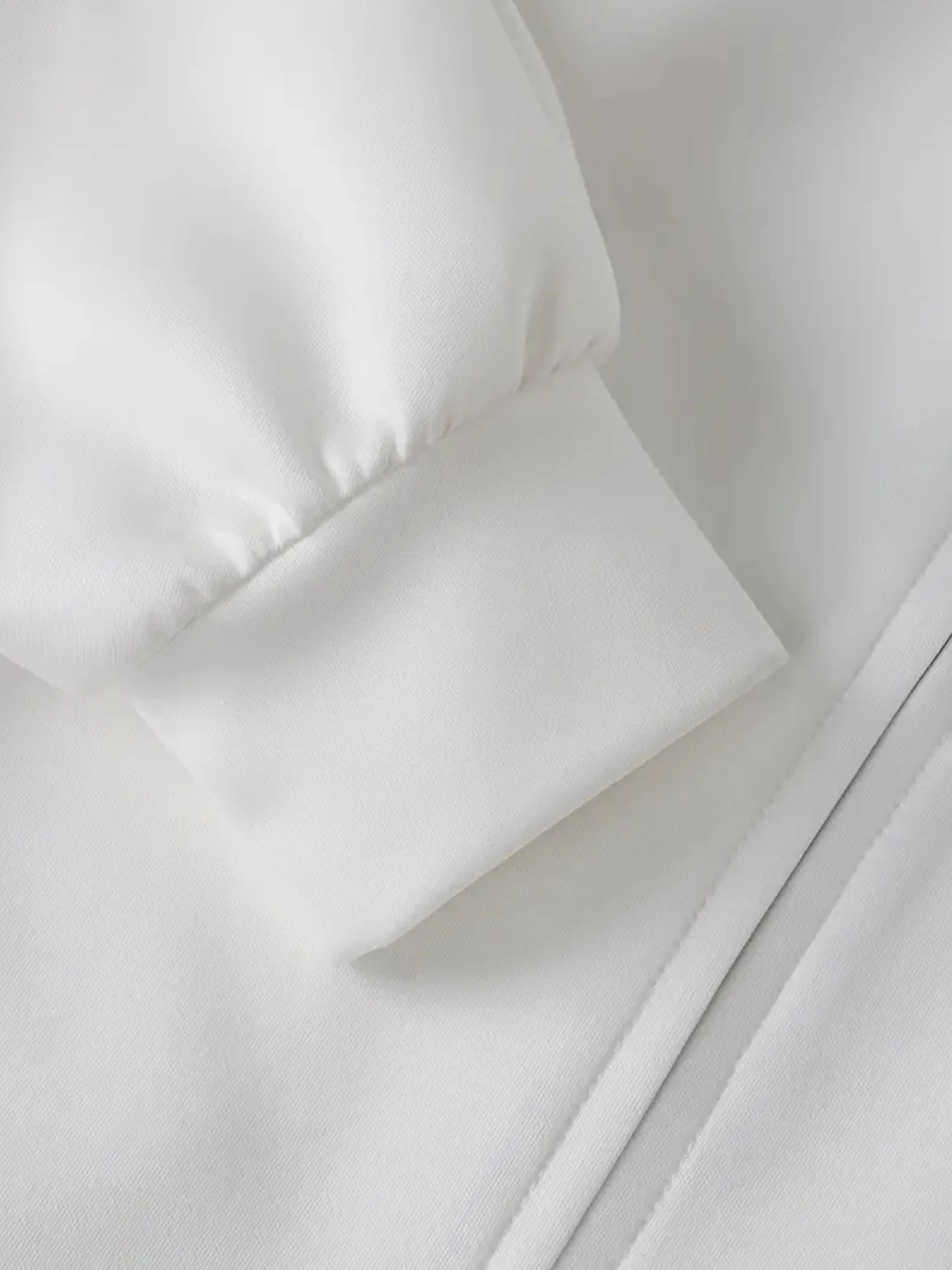 طقم رياضي مخطط أحمر جديد لعام 2025 مكون من قطعتين، وسترة بياقة واقفة وأكمام طويلة وسراويل مستقيمة برباط متوسط الخصر