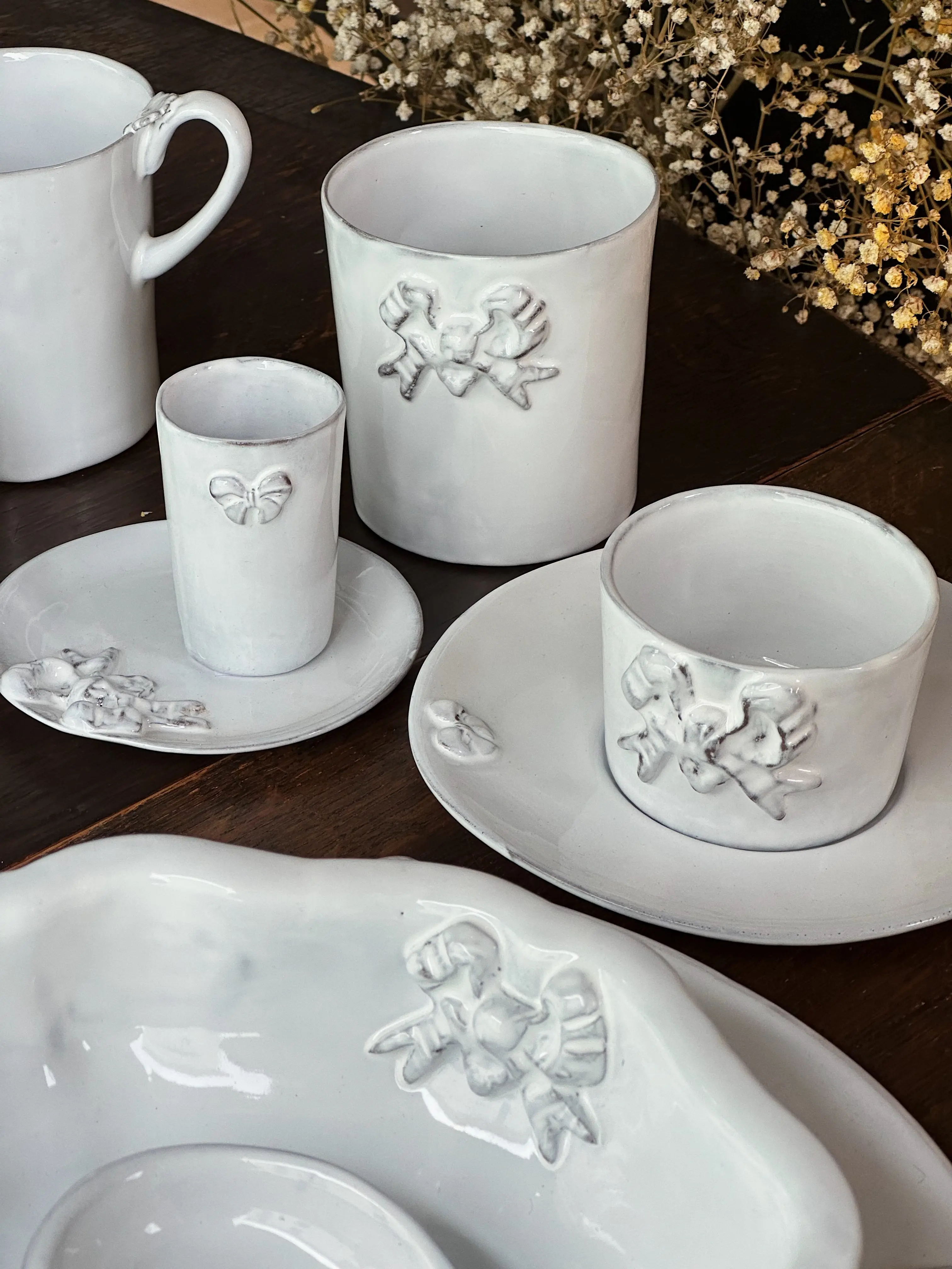 

Black terracotta bow Mary dinner plate cutlery plate decorated with a bow