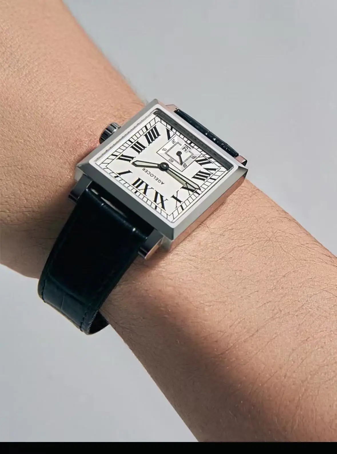 Trendy and fashionable men's square classic mechanical watch as a gift for boyfriend