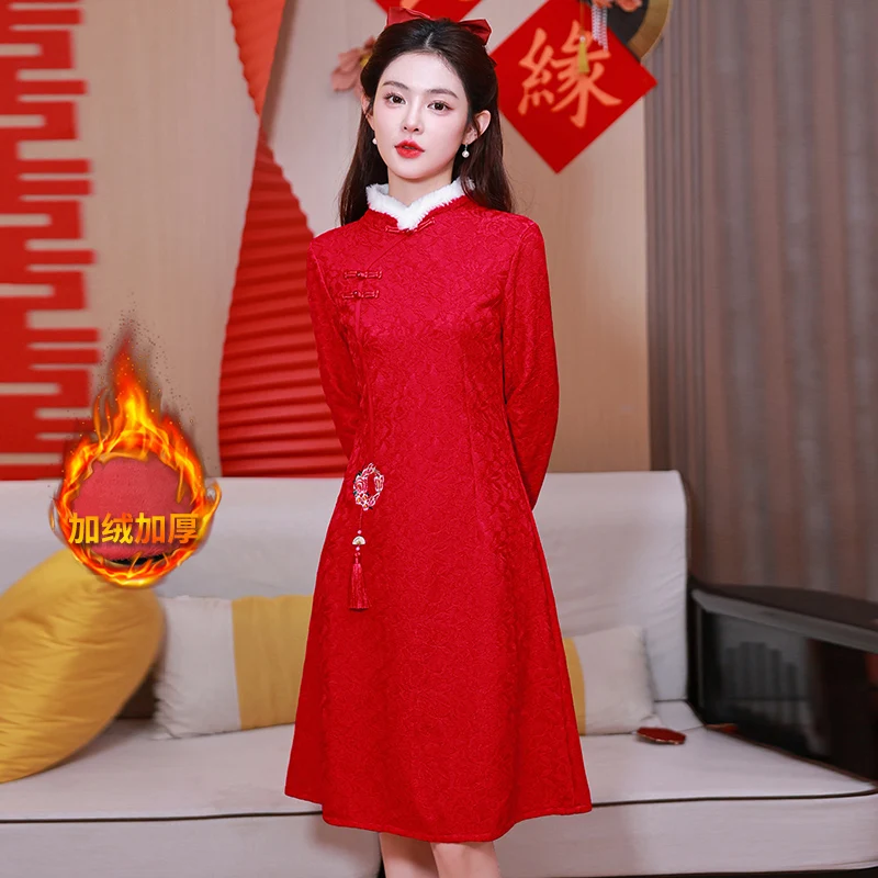 فستان شيونغسام صيني 2025 شتاء جديد أحمر مخملي بأكمام طويلة لحفلات الزفاف المسائية تشيباو مقاس كبير