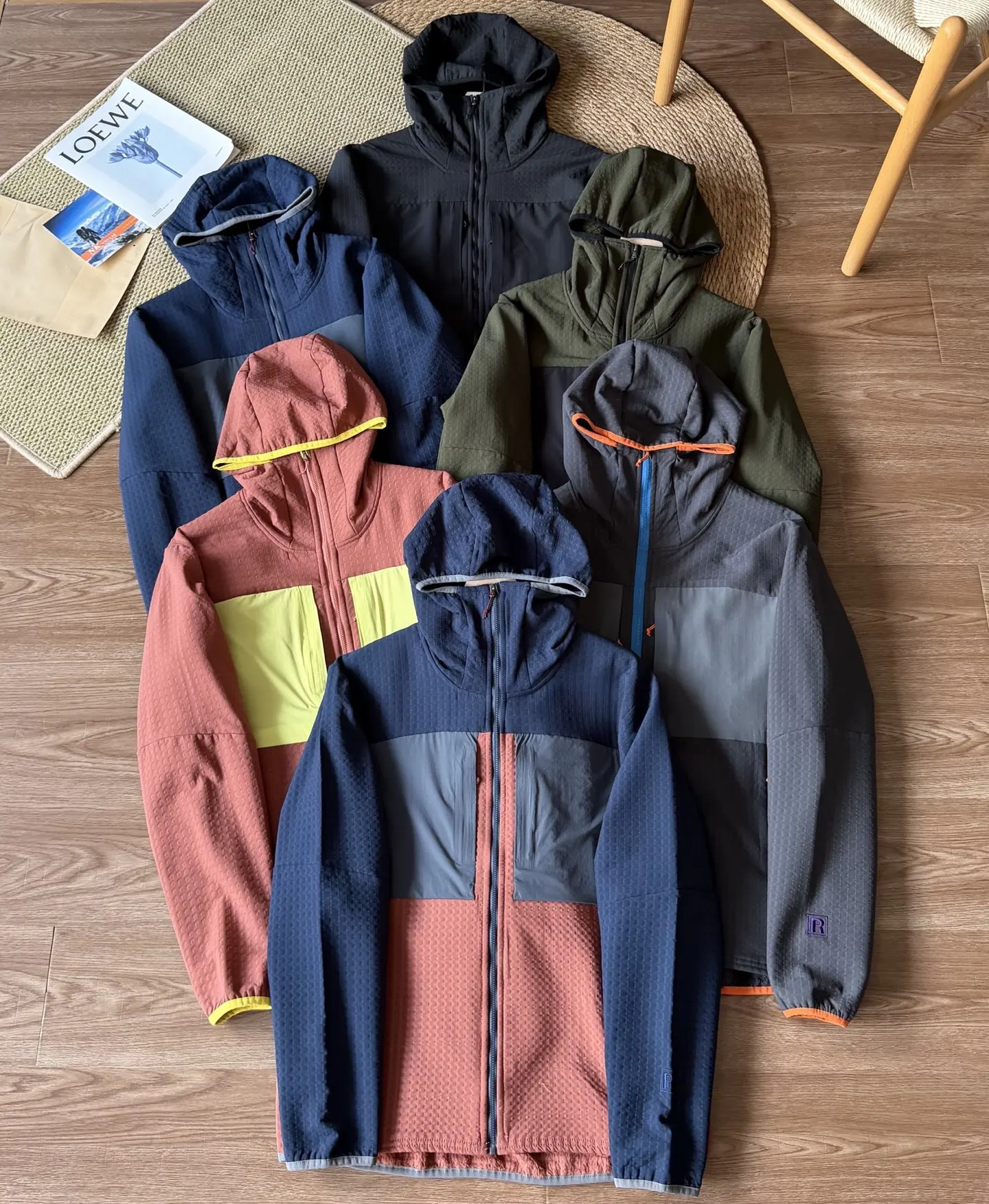 Herren Outdoor Wasserdichte Fleecejacke – Atmungsaktiver Thermomantel mit Kapuze und Farbblock-Design für Wandern & Camping – Detail 2