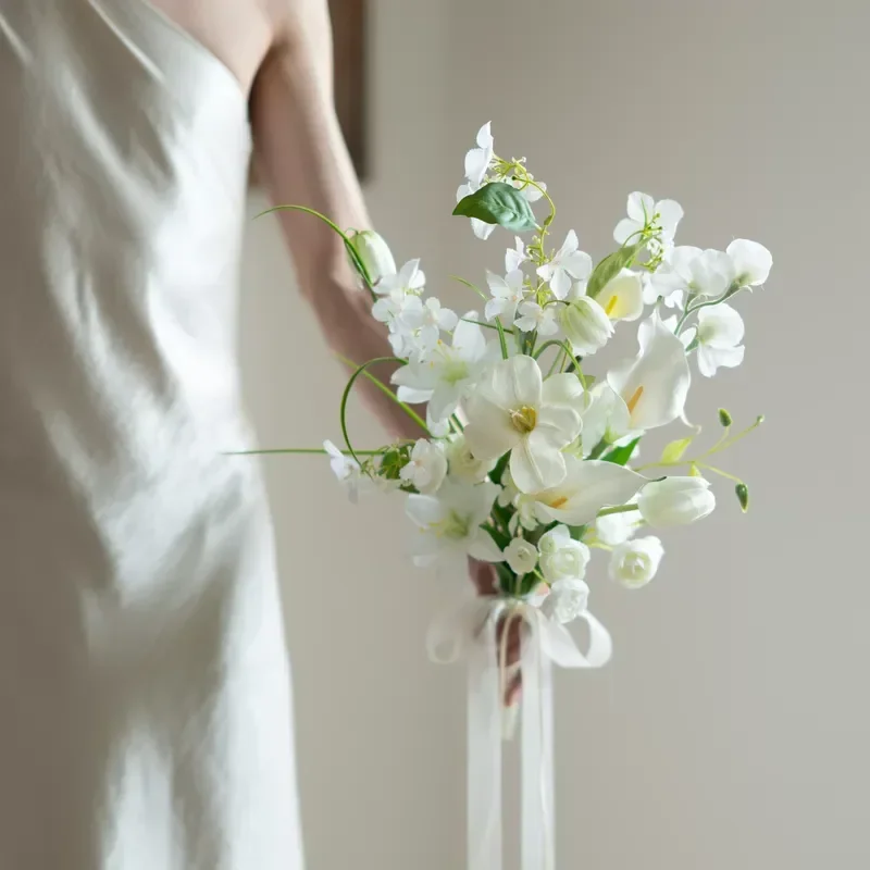 White Artificial Flower Bouquet Simulated Floral Arrangement for Photography Props Wedding Certificate Graduation