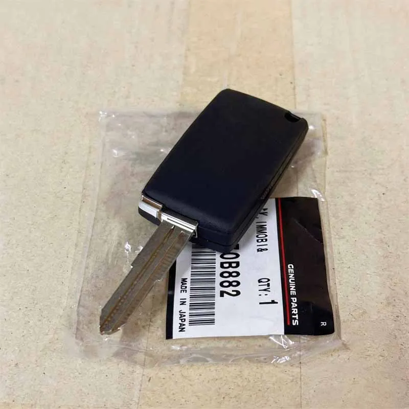 For Mitsubishi Pajero V93 V97 V98 V87 New OEM Remote Key Fob Assembly Made in Japan With Transponder Chip Part No.6370B882