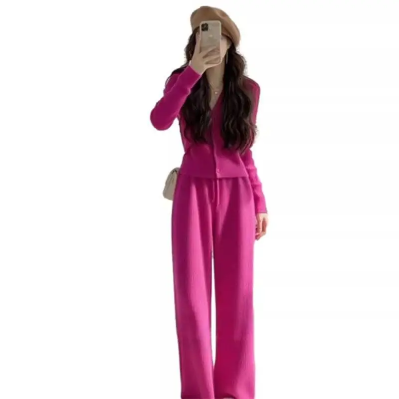 

Зимняя одежда подходит для полного комплекта высококачественного ленивого и непринужденного розово-красного приталенного вязаного костюма-свитера для женской моды