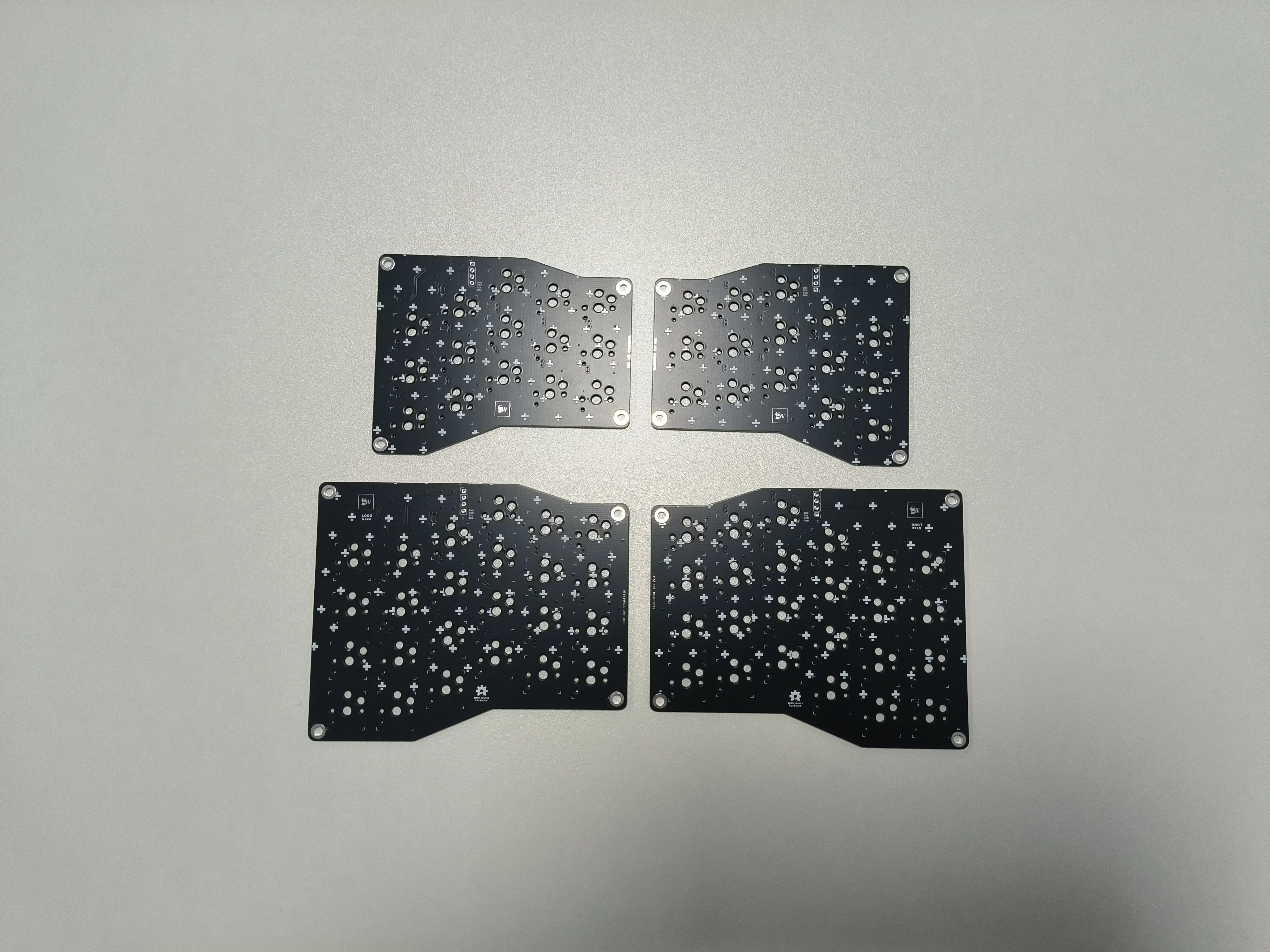 Hot Sales Crosses3X5 Angle Split Keyboard Material PCB Custom Wired QMK/Wireless Bluetooth ZMK Scroll Wheel Hands on Set