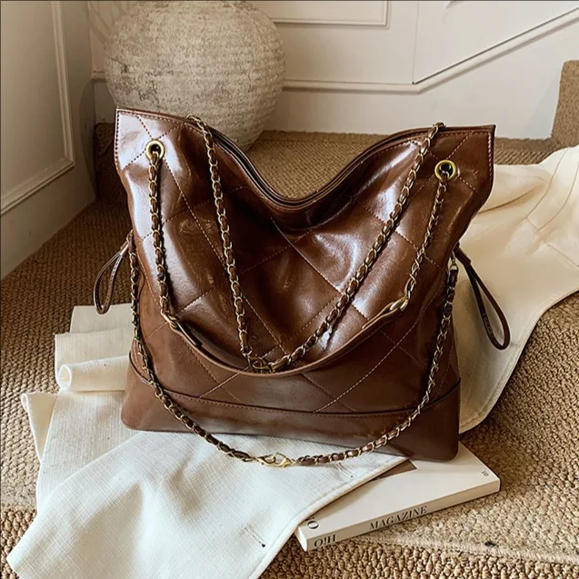 

2025 Winter New Fashion Foreign Gas Diamond Chain Tote Bag Large Capacity Bucket Commuter Shoulder Messenger Bag