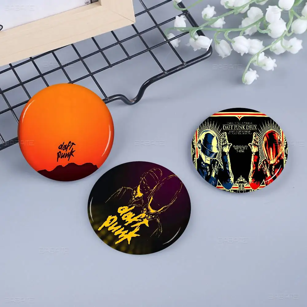 A-Around T-The W-World Daft Punk 58mm handgemachte Brosche Cartoon Cosplay Abzeichen auf Rucksack Schmuck Accessoires Geschenke