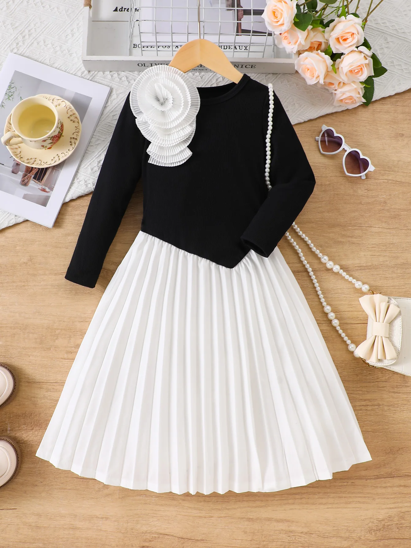 Girls' spring three-dimensional flower black and white patchwork pleated skirt with round neck long sleeves elegant and simple