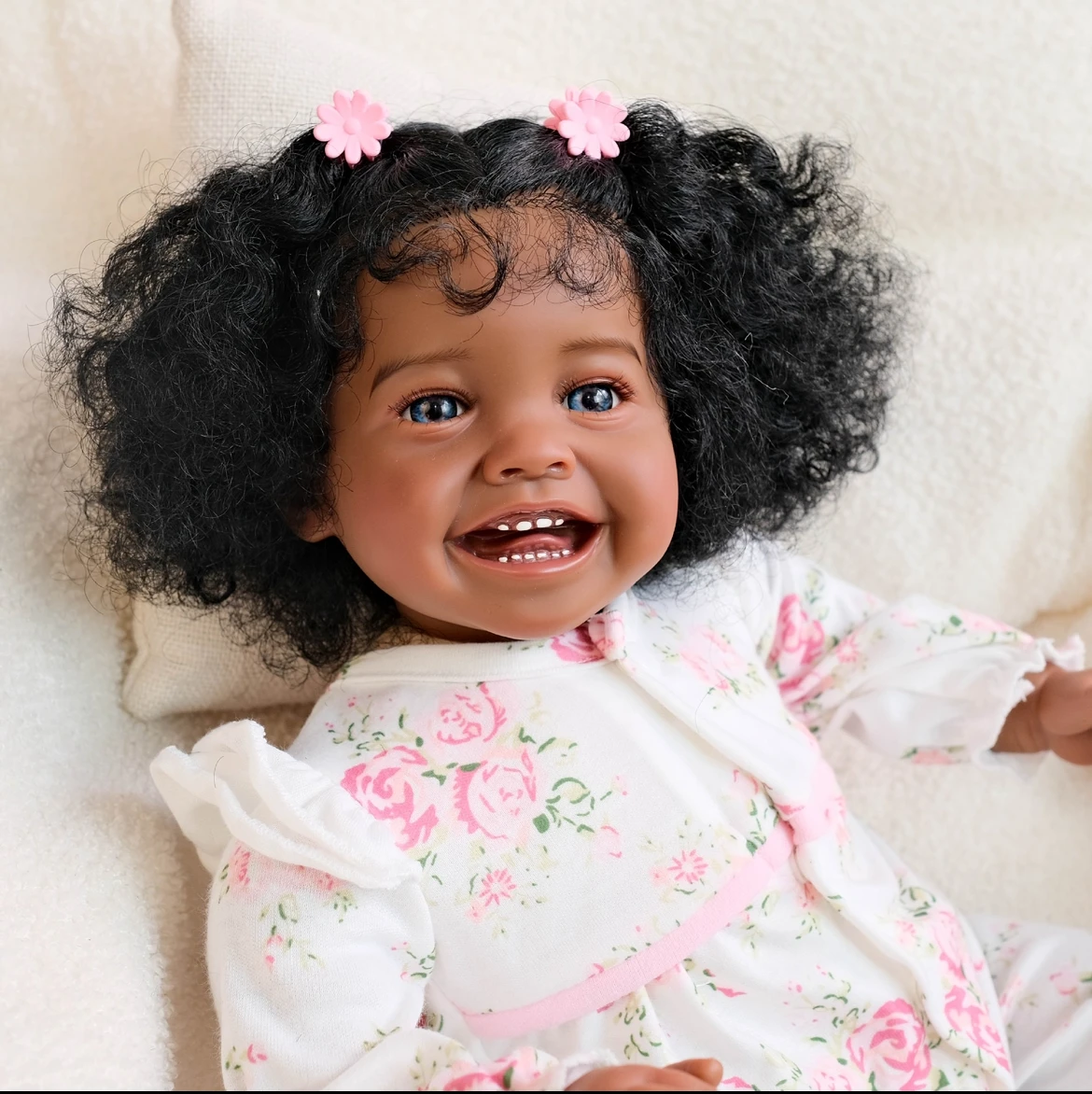 リアルな20インチのリボーンドール、ミラ。手描きのリアルな静脈と濃い肌色。子供への誕生日やクリスマスの贈り物に最適です。