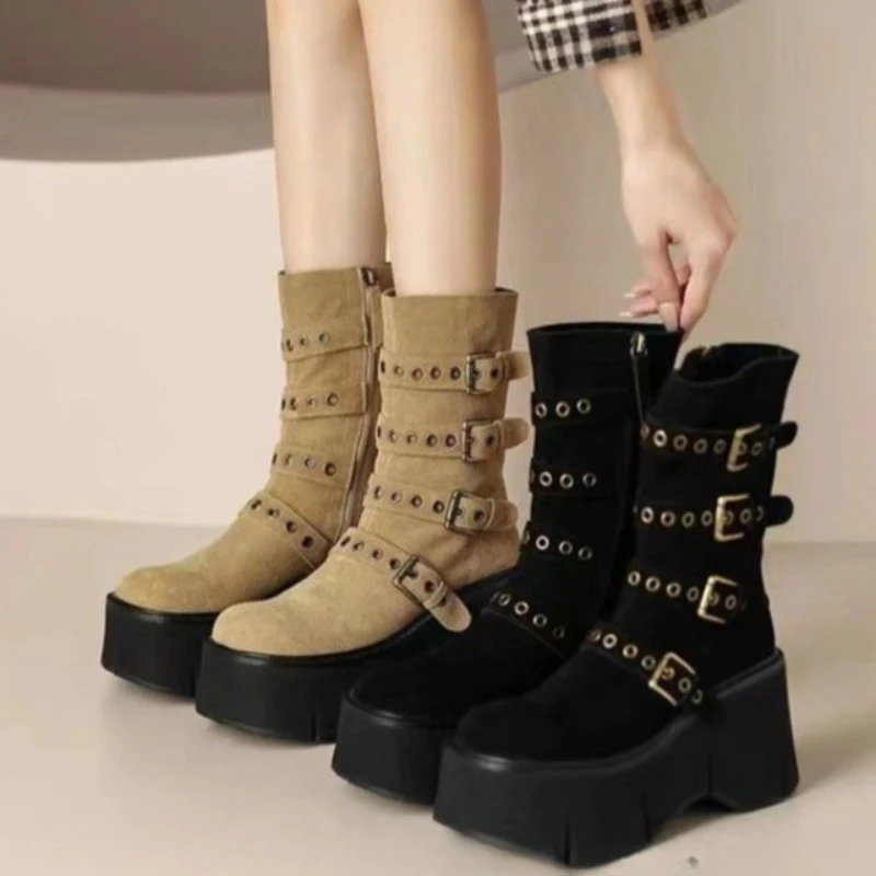 Botas de tubo medio Retro de tacón súper alto para mujer, botas de caballero con cremallera lateral y hebilla de Metal elevada con plataforma y remaches y punta redonda