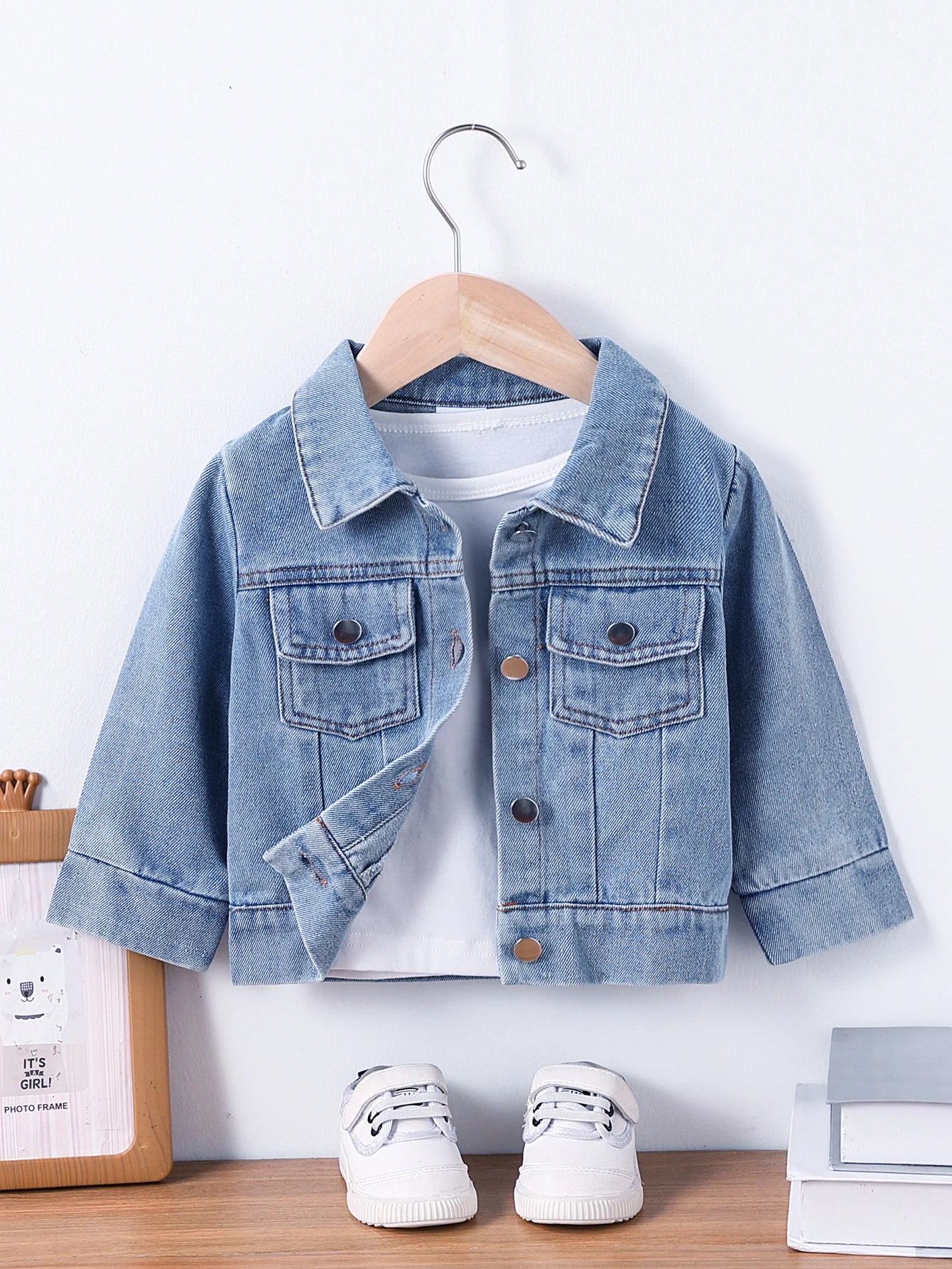 سترة للأطفال بياقة من الدنيم بتصميم كاجوال مع تفاصيل زر واحد، ملابس أساسية يومية، تصميم بسيط من قماش الدنيم #1