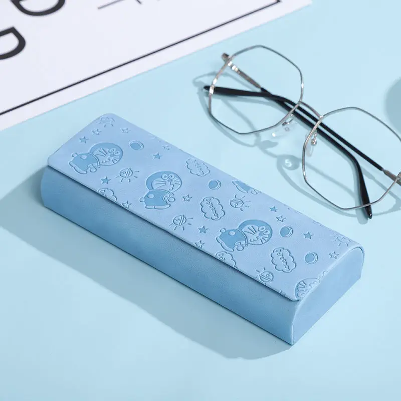 يحمل شخصيات الرسوم المتحركة اللطيفة والمبتكرة من Doraemon حافظات نظارات حولها، وحافظات امتصاص مغناطيسية بسيطة وشخصية