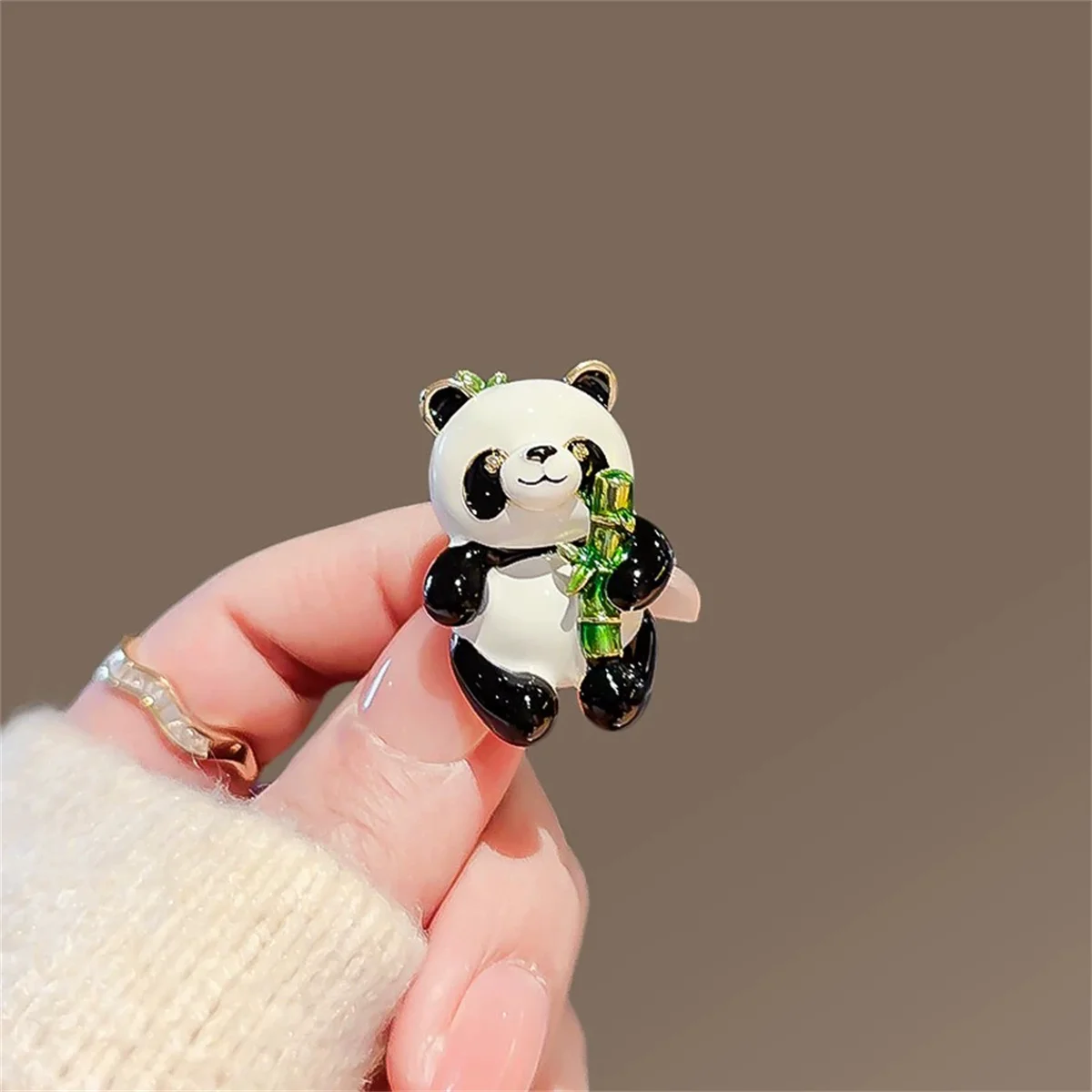 1Pc Creative Cute Panda Embracing Bamboo Brooch Cute Personality Animal Pin Chinese Style Fashion Jewelry Accessories Party Gift