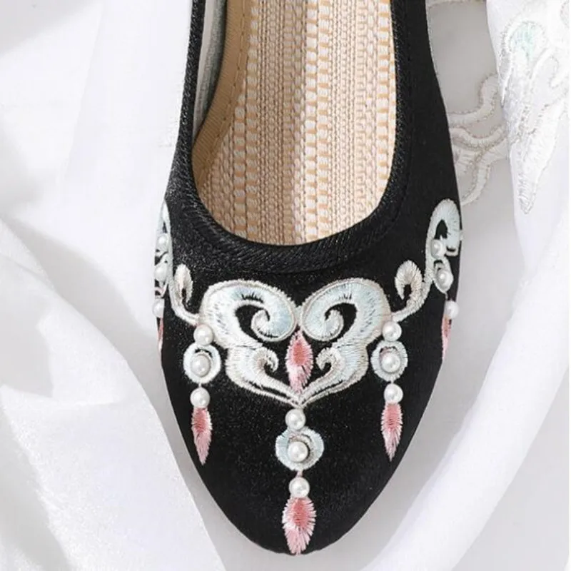 Ladies Pointed Toe Embroidered Slip On Pumps Chinese Style Breathable Retro Loafers Women Spring Summer Dress Shoe