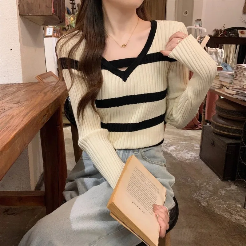 Women Autumn Winter Fashion Simplicity Striped V-neck Knitting Women Clothing All-match A Celebrity Slim Pullovers Long Sleeve