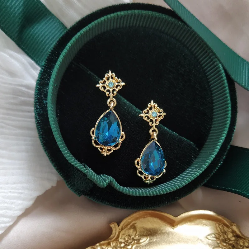 Li Zhien's same earrings have a simple and minimalist style, featuring water droplets and sapphire earrings for young girls