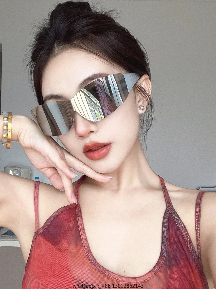 

One-piece sunglasses, reflective cycling glasses, goggles.