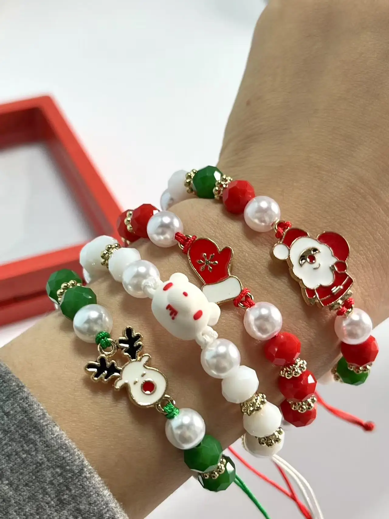 سوار مطرز لعطلة عيد الميلاد، سوار لون الحلوى باللون الأحمر والأبيض والأخضر مع سحر سانتا، صندوق هدايا جاهز #2