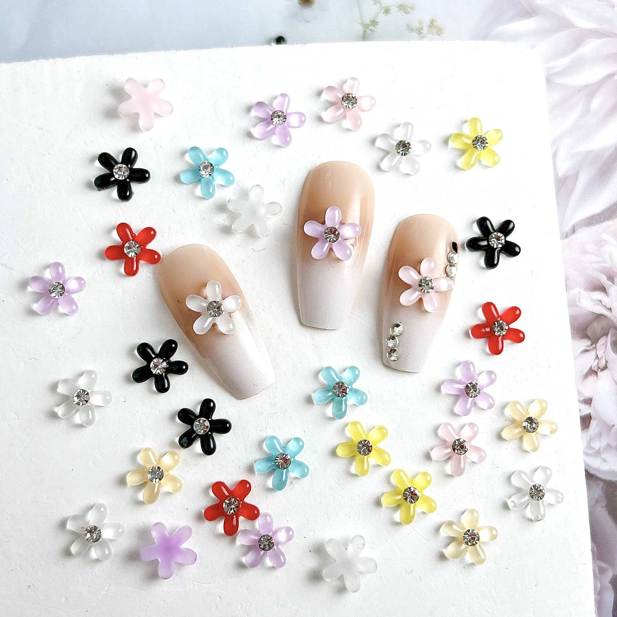 50 個愛らしいクリエイティブ 5 花びらの花樹脂ネイルチャームゼリーカラフルな花ミニラインストーンネイルアート装飾 DIY