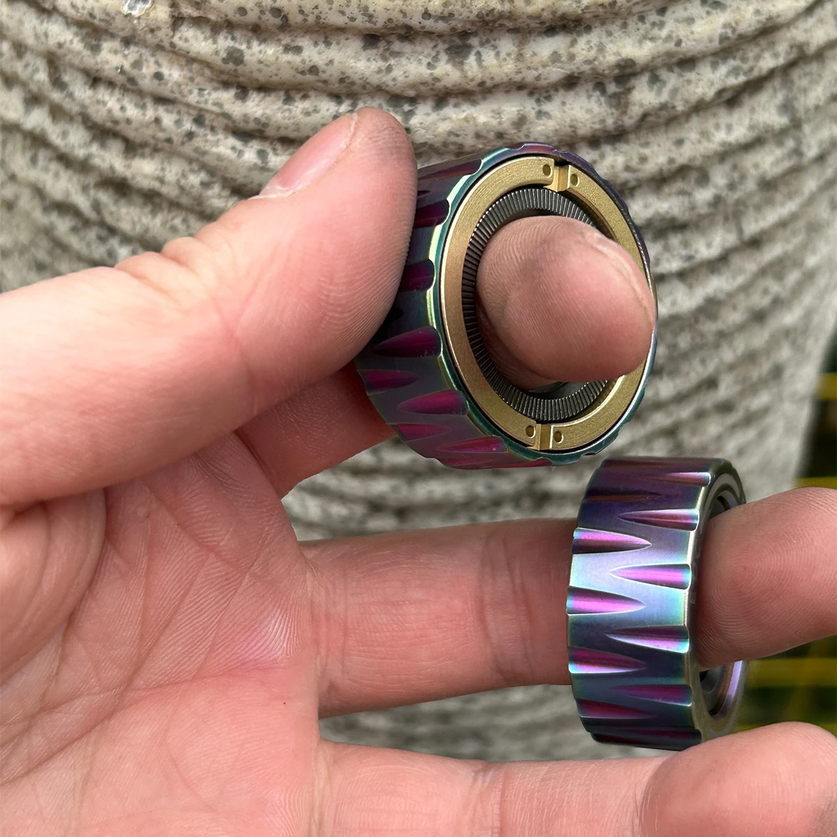 A spinning and rubbing top ring metal toy gift with infinite slider The colorful version of the top has a sense of pause