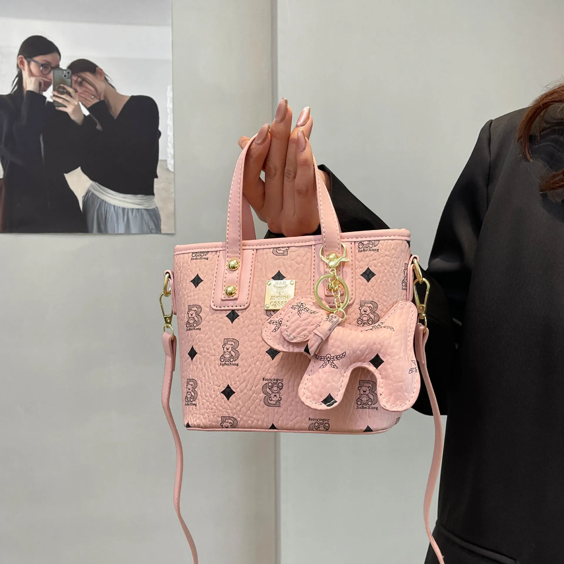 Bolso de mano inspirado en el diseñador para mujer Primavera Verano 2025  bolso cruzado estampado bolso de hombro estético de moda de transporte  multidireccional \u200b / Actividad y engranaje, image size:1920x1920