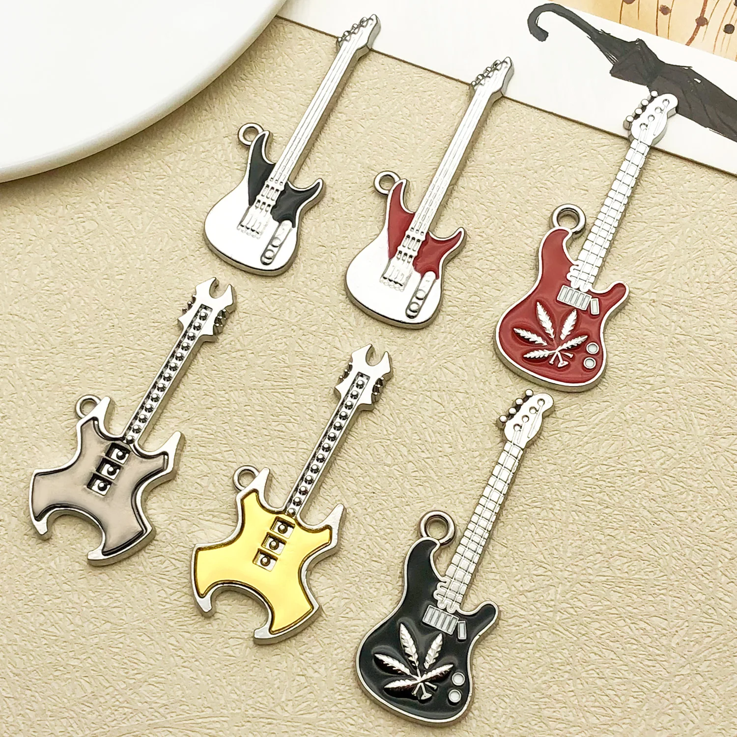 Lot de 2/6 pièces d'accessoires de guitare en alliage émaillé, pour la création de colliers, boucles d'oreilles, porte-clés et bijoux DIY, pour des accessoires de mode.
