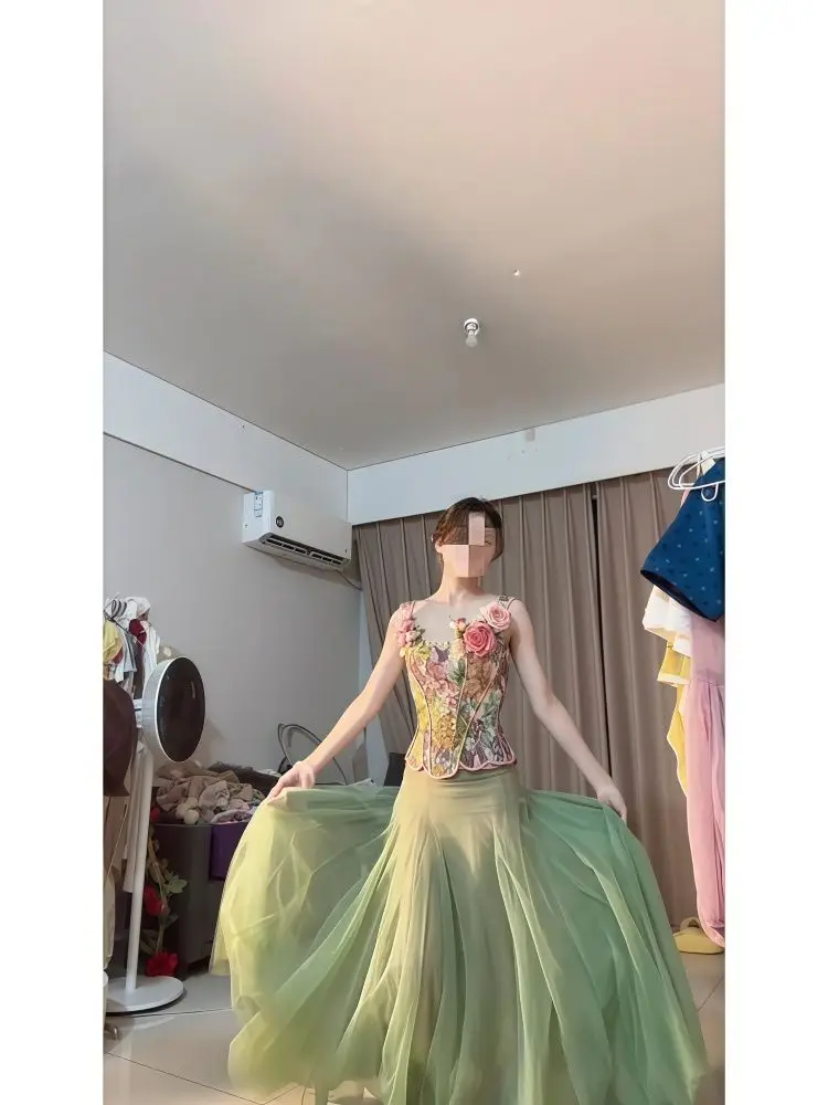 2-teiliges Rock-Set für Damen, hochwertiges, fortschrittliches Nischen-dreidimensionales Blumen-Fischgräten-Oberteil + gespleißter Rock aus Gaze mit Blumenmuster