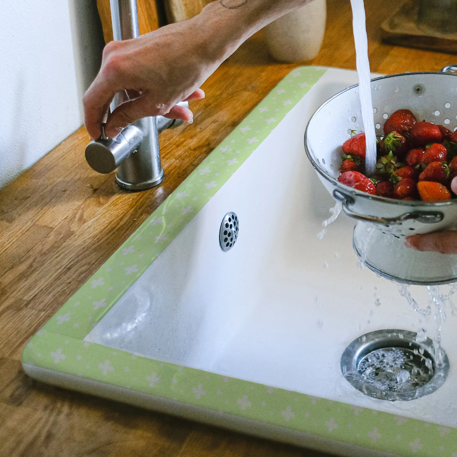 

1 рулон, кухонный фартук, водостойкая статическая наклейка на стену, вкладыш для ящика, наклейка на полку шкафа, маслостойкая защита для стены