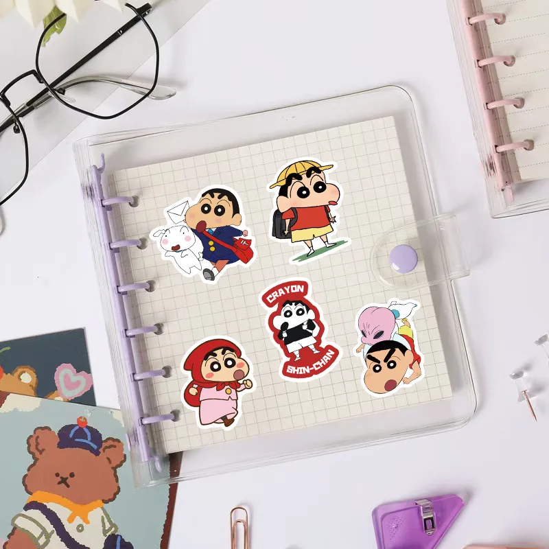 50 قطعة تلوين شين تشان أنيمي الكرتون ملصق DIY بها بنفسك الهاتف المحمول الأمتعة سكيت الكتابة على الجدران الشارات متعة لعبة طفل