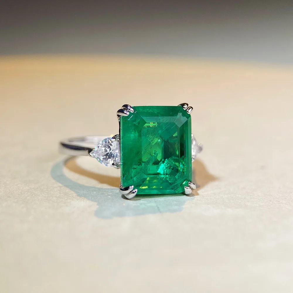 Luxury Solid Platinum PT950 Women's Emerald Diamond Ring with Cotton Band Cracked Moissanite Diamond Ring