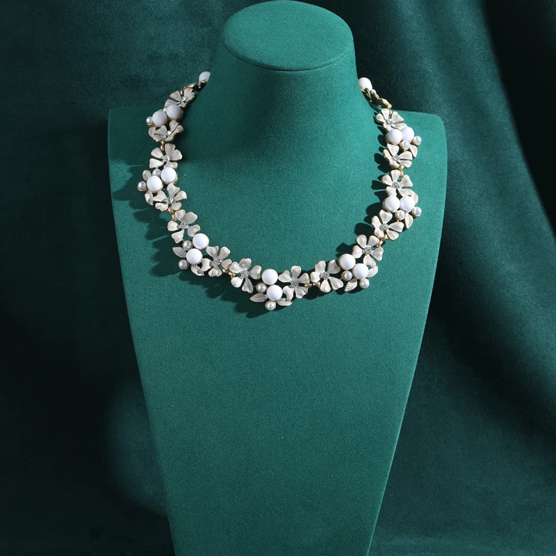 خمر زهرة المختنق القلائد أنيقة الزجاج الأبيض الحجر الطبيعي خمس أوراق امرأة اكسسوارات مصممي المجوهرات الفاخرة 2025