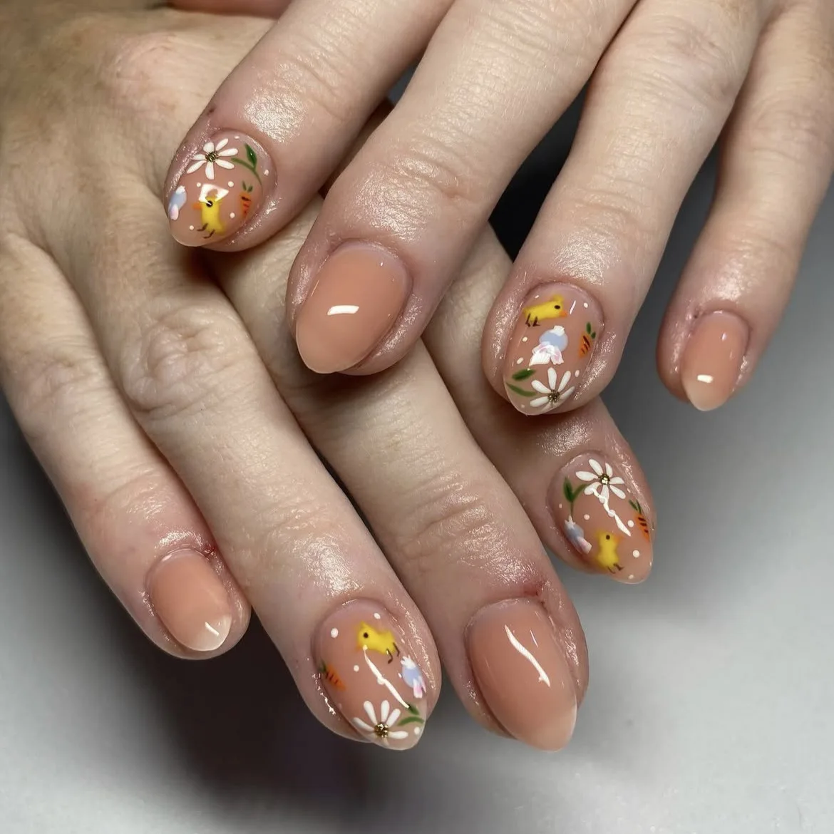 

24Pcs Flower Chick Carrot Fake Nails Press on Short Round Head Press on False Nails Shiny Powder Wearable Full Cover Nails Tips