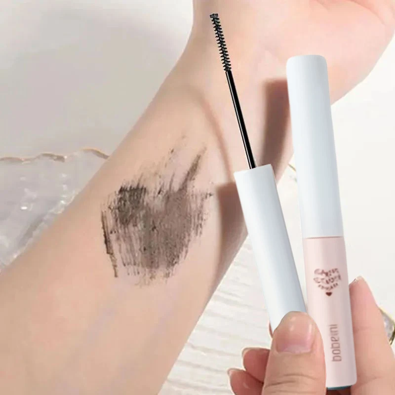 Mascara imperméable et résistant à la transpiration – formule volume intense, allongeante et anti-taches avec pinceau mince pour une tenue 16h.