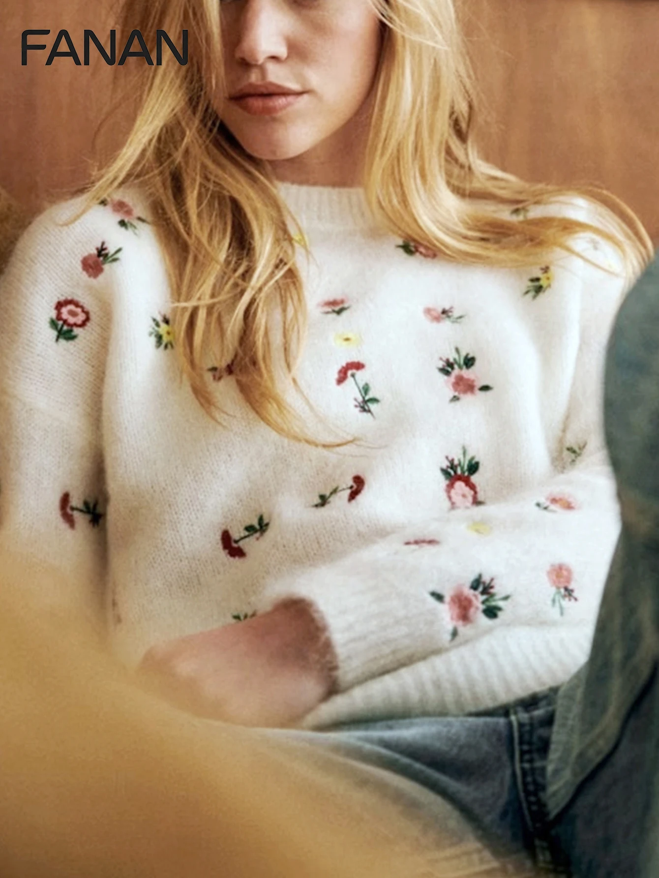 

New Autumn and Winter Niche Knit Pullover for Women, Designed in a Lazy Style, White Floral Pattern Fitted Round Neck Pullover, Casual and Elegant Autumn/Winter Top, Basic Versatile Style for Urban Commuting, Stylish and Fashionable Casual Resort Wear, De