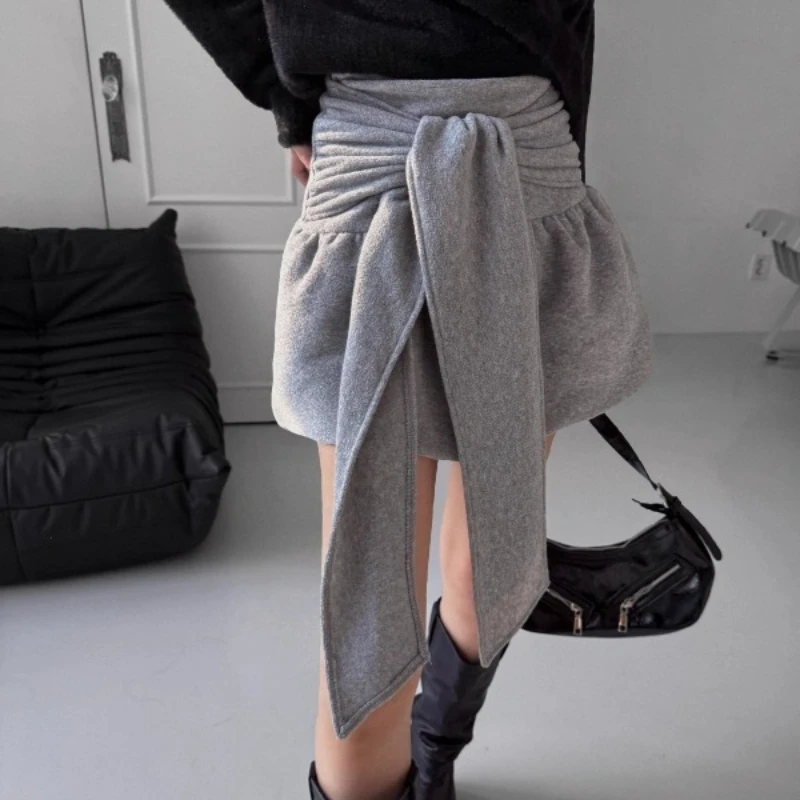 Gonna da donna grigia irregolare retrò americana 2025 Inverno Nuovo stile Lace-up Design a pieghe Personalità Puffy Gonne corte da donna