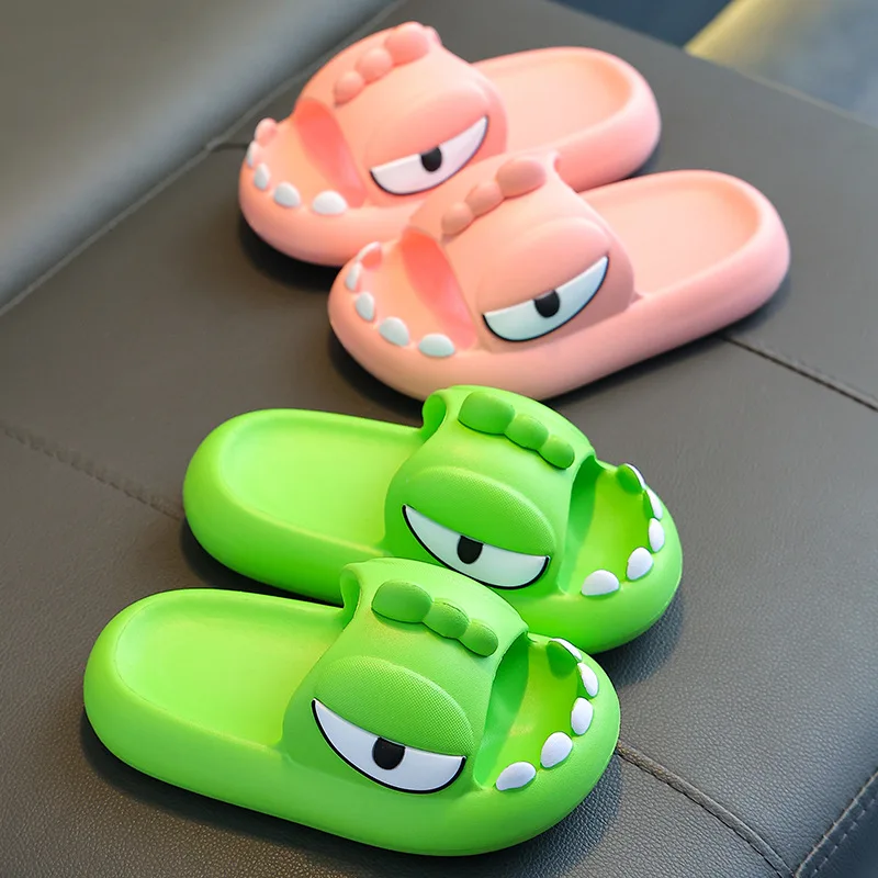 Sandal Dinosaurus Anak-anak 3-15 Tahun Sepatu Rumah Anak Laki-laki Musim Panas Kartun Hewan Kamar Mandi Antilicin Slide Remaja Perempuan Sandal Rumah Lucu