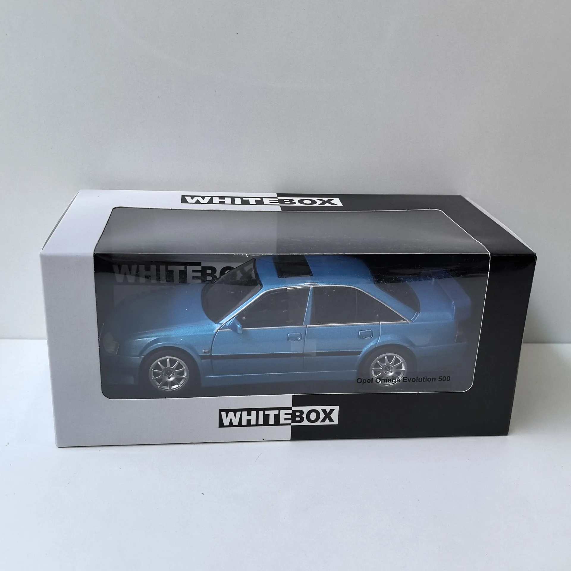 

Diecast WHITEBOX 1/24 Scale OPEL Omega Evolution 500 Opel Alloy Car Model Collectible Toy Gift Souvenir Display Ornament