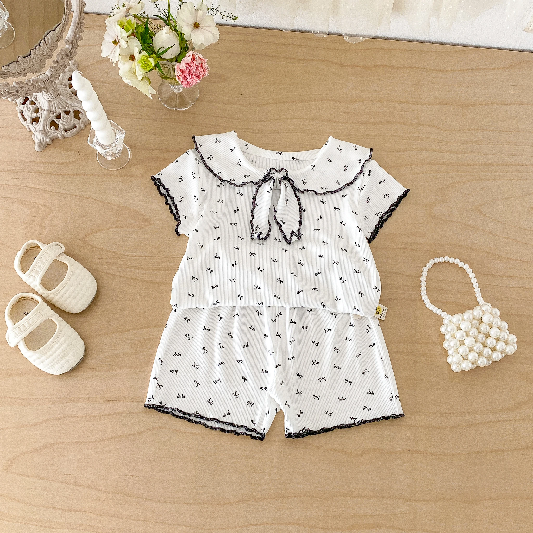 Sommerliches Baby-Set, INS-Mode für Mädchen, T-Shirt-Oberteil und Hose mit marineblauem Kragen und elastischem Bund, trendiges und bequemes zweiteiliges Set