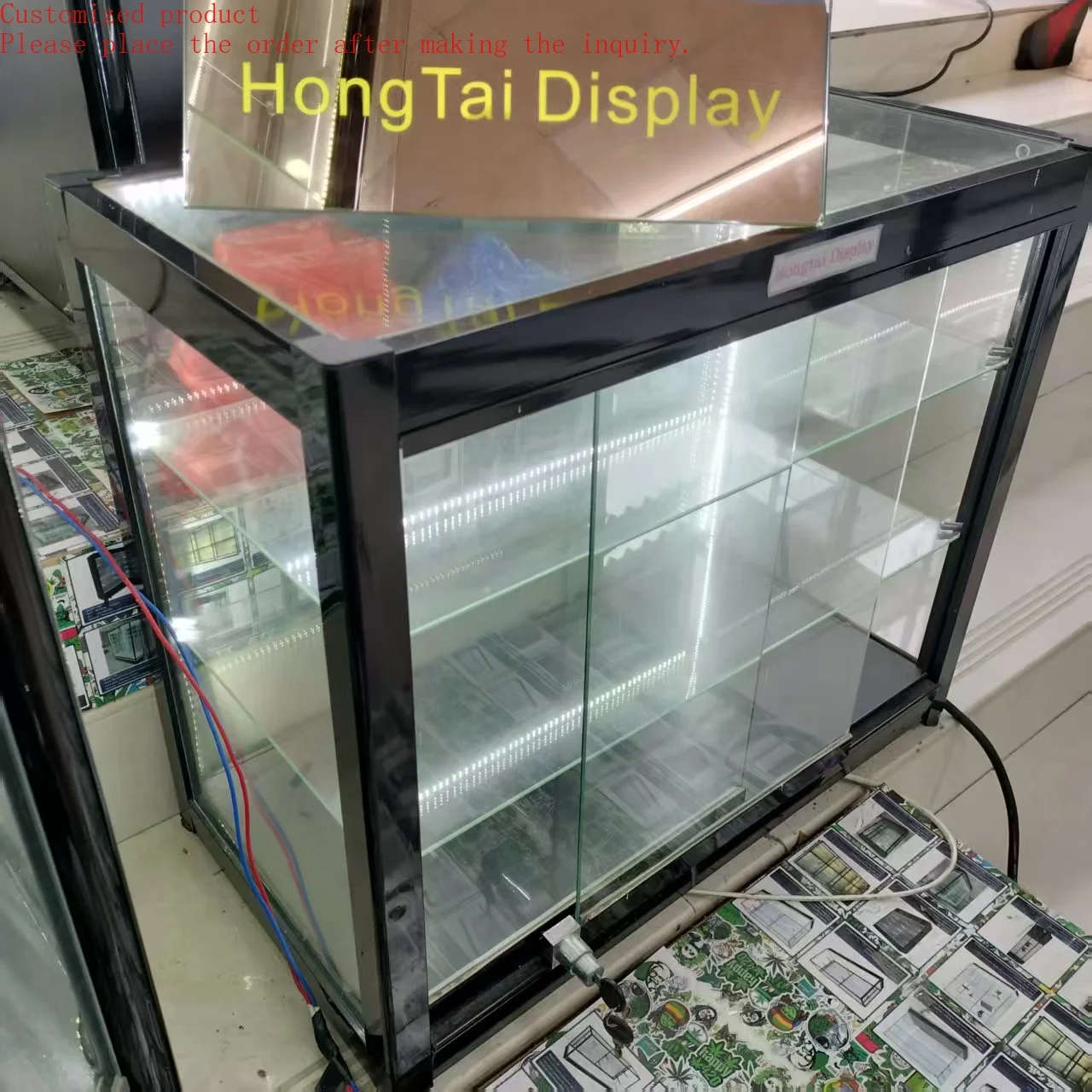

Custom.New Design Display Cabinet With Glass Doors Strips Light Retail Store Display With Lockable Glass Smoke Case