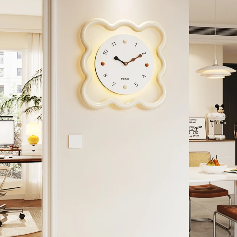 Luminous Creative Hanging Clock White Simple Modern Cute Aesthetics Clock Wall Design Orologio Da Parete Home Decoration