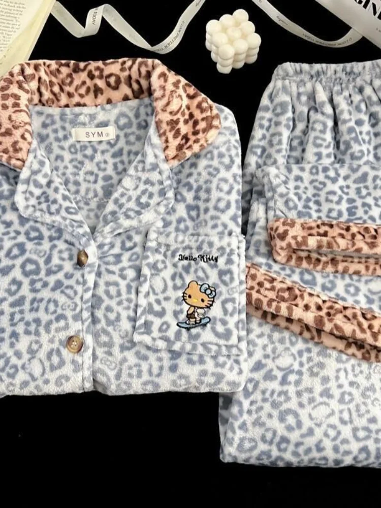 

Новый комплект пижам Sanrio с мультяшным котенком, из кораллового флиса, больших размеров, домашняя одежда, с вышивкой, утолщенный, сине-коричневый, с леопардовым принтом
