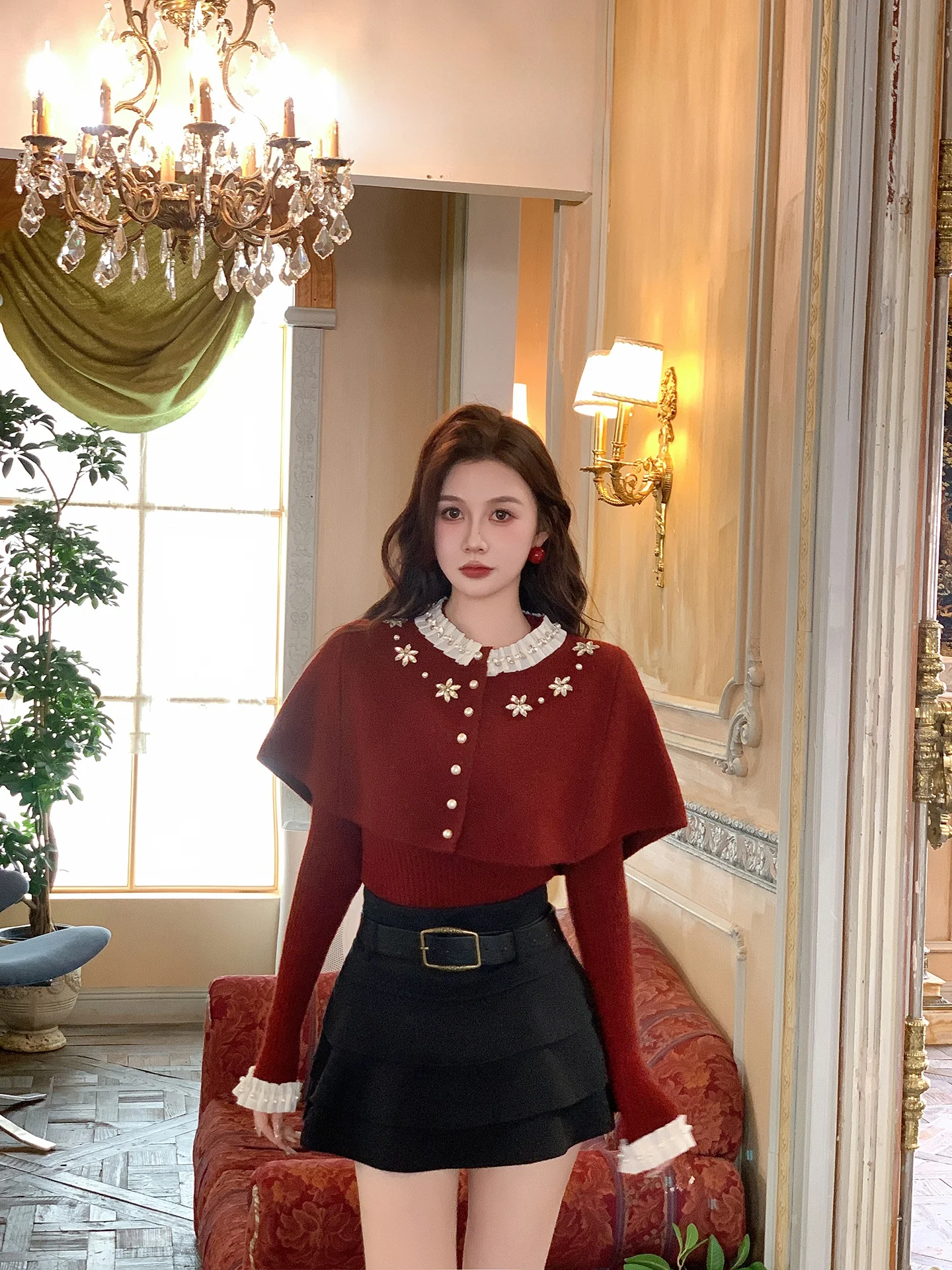 

Комплект из двух предметов AZZHEN: вязаная накидка с жемчужными пуговицами и вязаный топ с длинными рукавами во французском стиле с бриллиантовыми вставками