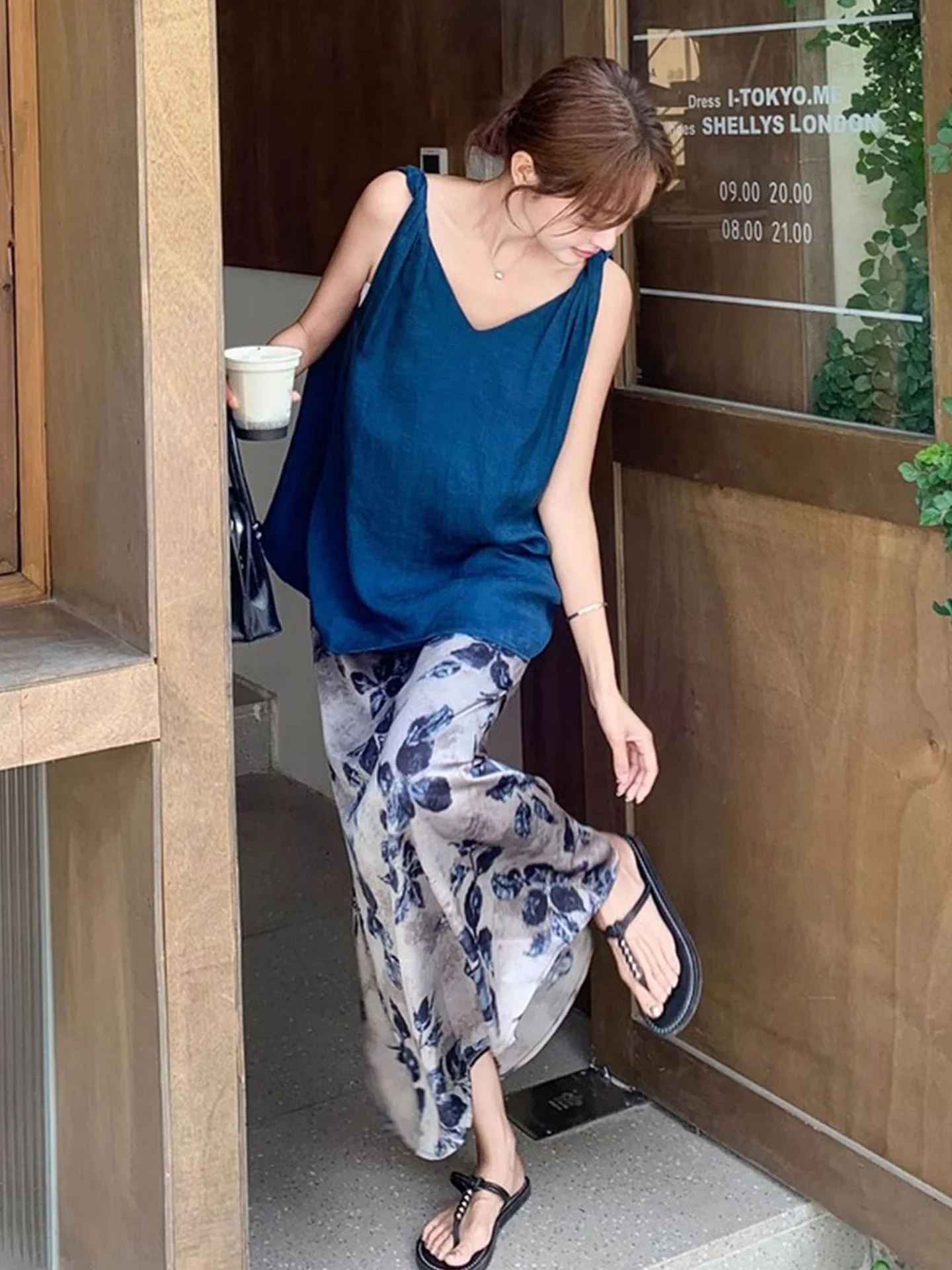 

Элегантный женский летний топ-жилет с V-образным вырезом и бретелями, однотонный, из шелка, в корейском стиле, маленький размер