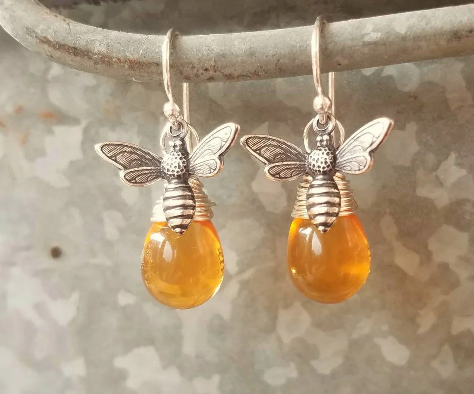 Pendientes de abeja de miel de plata. Joyería de abeja con miel. Pendientes de ámbar de miel con gotas envueltas en alambre