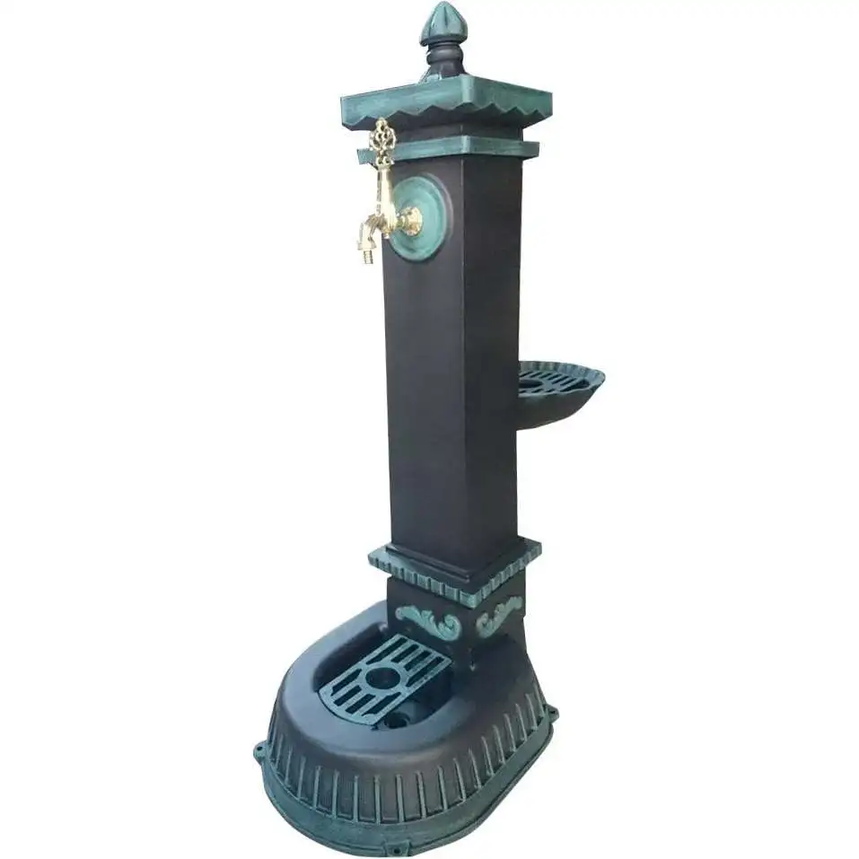 Metallgussbrunnen im modernen Design, bemalter Garten mit Wasserhähnen, dekorativer Wasserfall, Haustier-Herbsthof