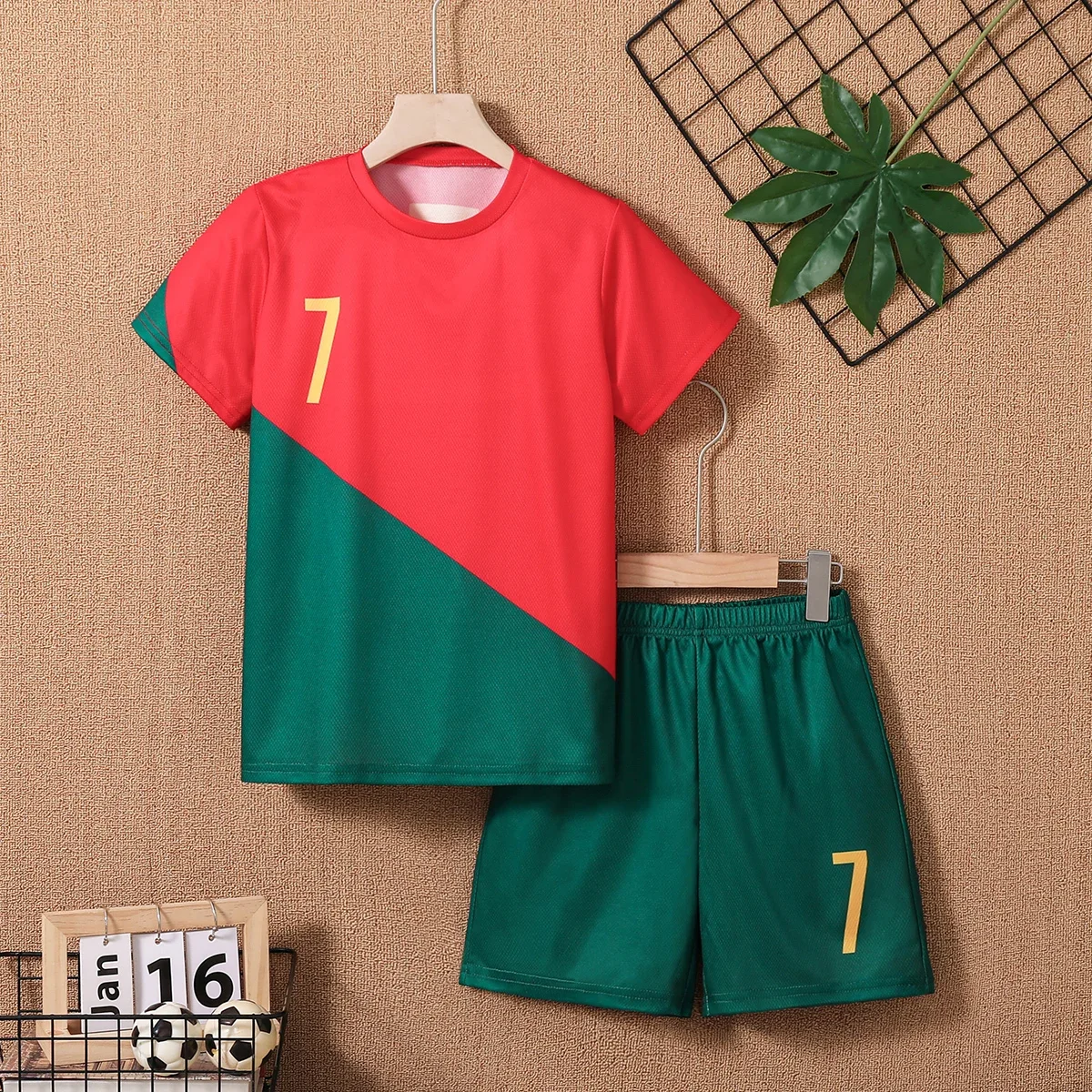 

2025 Youth and Children Red and Green Splicing Color No. 7 Legend Quick-drying Sports Football Suit Set