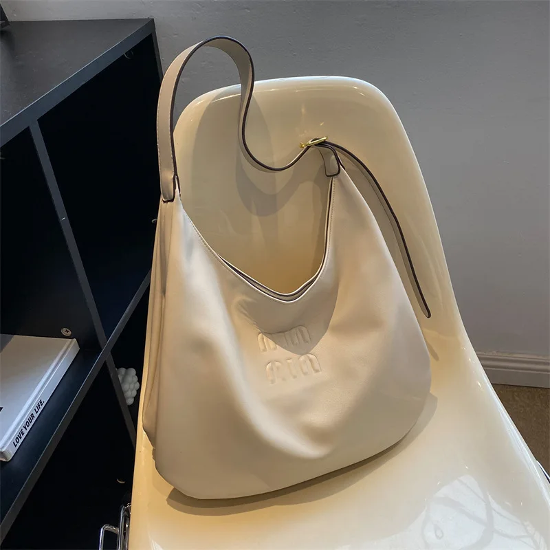 Nova bolsa balde de grande capacidade para mulheres, bolsa espaçosa de ombro e axilas, bolsa de dia de nicho minimalista