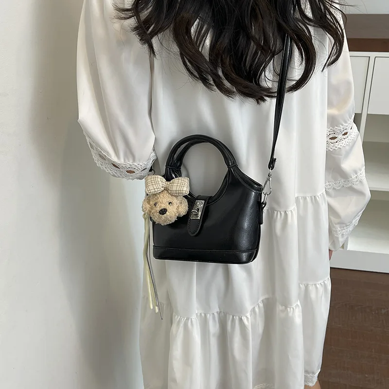 Cute Plush Bear Charm Children’s Handbag Sweet And Cool Glossy Girls Crossbody Bag Mini Everyday Outfits Coin Purse Shoulder Bag